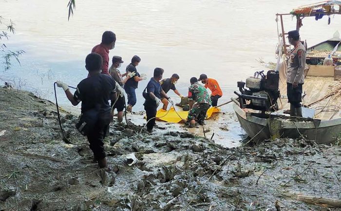 Tiga Hari Menghilang, Pemuda Asal Bojonegoro Ditemukan Tewas Mengapung di Bengawan Solo Tiga Hari Menghilang, Pemuda Asal Bojonegoro Ditemukan Tewas Mengapung di Bengawan Solo