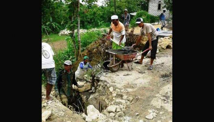 Jalan Desa Gunung Rancak Sampang Hancur, Warga Perbaiki Sendiri