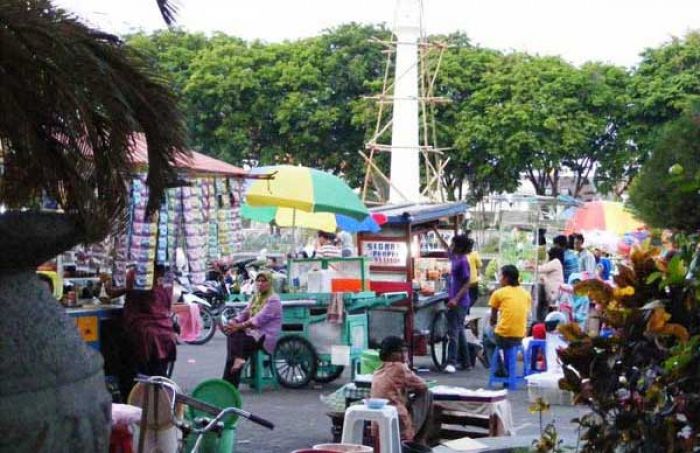 PKL eks Alun-Alun Gresik Resah Pasca Direlokasi, Anggota Dewan Minta Pemkab Sediakan Lahan Kosong