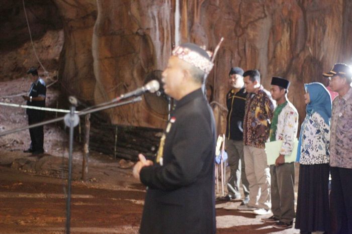 Ketua DPRD dan Forkopimda Tuban Gelar Upacara HUT RI di Dalam Gua Ketua DPRD dan Forkopimda Tuban Gelar Upacara HUT RI di Dalam Gua