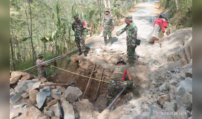 Dansatgas TMMD Kodim Trenggalek Pantau Pengerjaan Gorong-gorong Dansatgas TMMD Kodim Trenggalek Pantau Pengerjaan Gorong-gorong