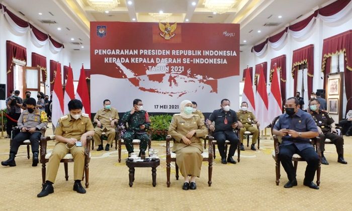 Forkopimda Jatim Ikuti Zoom Meeting Bersama Presiden RI di Gedung Negara Grahadi Surabaya Forkopimda Jatim Ikuti Zoom Meeting Bersama Presiden RI di Gedung Negara Grahadi Surabaya