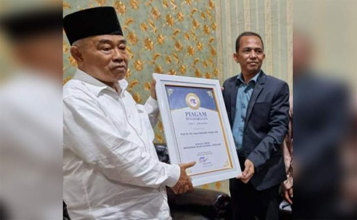Peduli Terhadap Dunia Pendidikan, Kiai Asep Dianugerahi Penghargaan Tokoh Pendidikan Islam Kultural Peduli Terhadap Dunia Pendidikan, Kiai Asep Dianugerahi Penghargaan Tokoh Pendidikan Islam Kultural