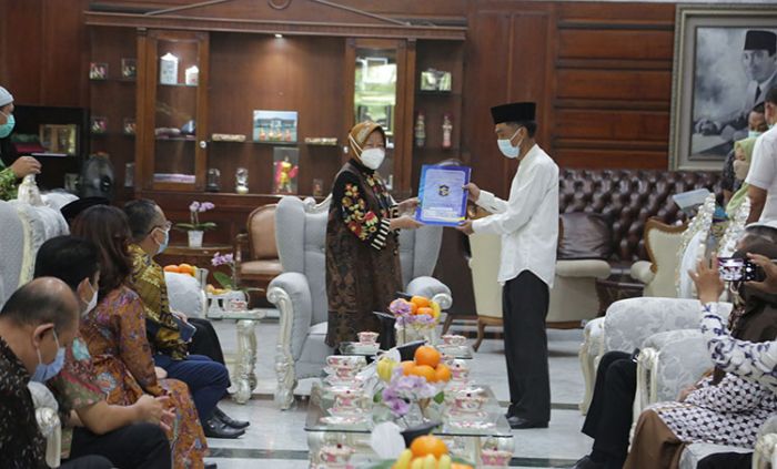 Perkuat Harmonisasi, Pemkot Surabaya Berikan IMB Gratis ke Seluruh Rumah Ibadah Perkuat Harmonisasi, Pemkot Surabaya Berikan IMB Gratis ke Seluruh Rumah Ibadah