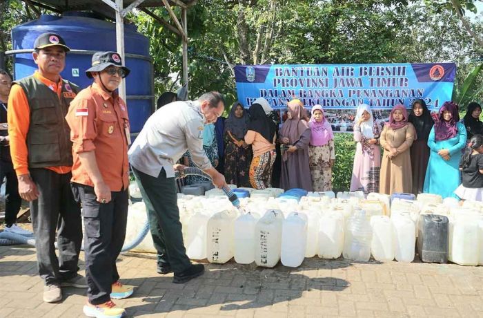 Atasi Kekeringan di Kabupaten Mojokerto, BPBD Jatim Droping Air Bersih dan Serahkan Bantuan Logistik Atasi Kekeringan di Kabupaten Mojokerto, BPBD Jatim Droping Air Bersih dan Serahkan Bantuan Logistik