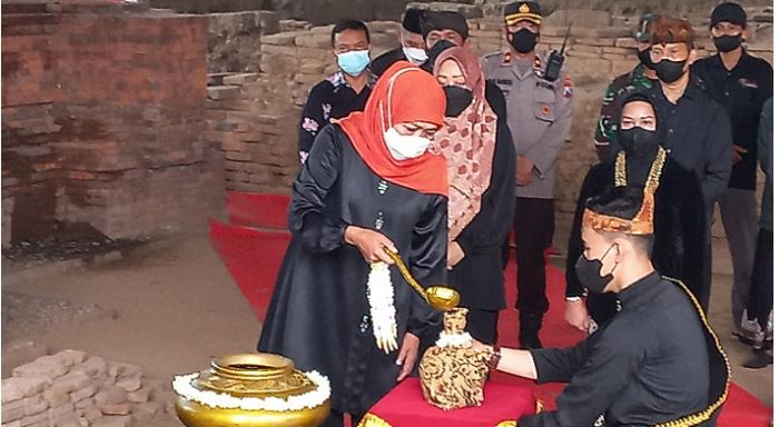 Gubernur Khofifah Ambil Tanah dan Air di Mojokerto untuk Dibawa ke IKN Hari Ini Gubernur Khofifah Ambil Tanah dan Air di Mojokerto untuk Dibawa ke IKN Hari Ini