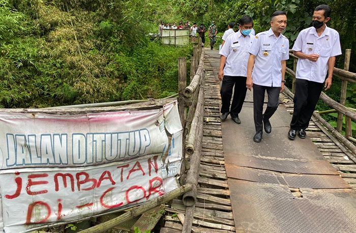 Wakil Bupati Blitar Tinjau Jembatan Putus di Desa Dawuhan Wakil Bupati Blitar Tinjau Jembatan Putus di Desa Dawuhan