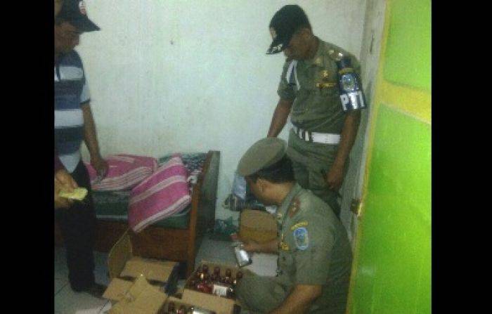 Razia Kos-kosan, Satpol PP Nganjuk Temukan Tiga Pasangan bukan Suami Istri dan Puluhan Miras Razia Kos-kosan, Satpol PP Nganjuk Temukan Tiga Pasangan bukan Suami Istri dan Puluhan Miras