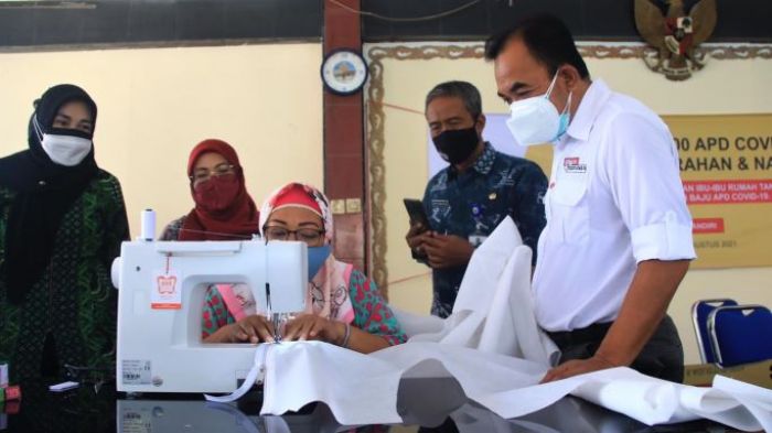 SIG Libatkan 30 Ibu Rumah Tangga di Gresik Jahit 1.400 Baju Hazmat Penanganan Covid