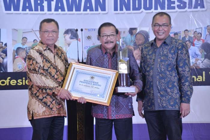 Pakde Karwo Terima Anugerah Prapanca Agung dari PWI Jatim Pakde Karwo Terima Anugerah Prapanca Agung dari PWI Jatim