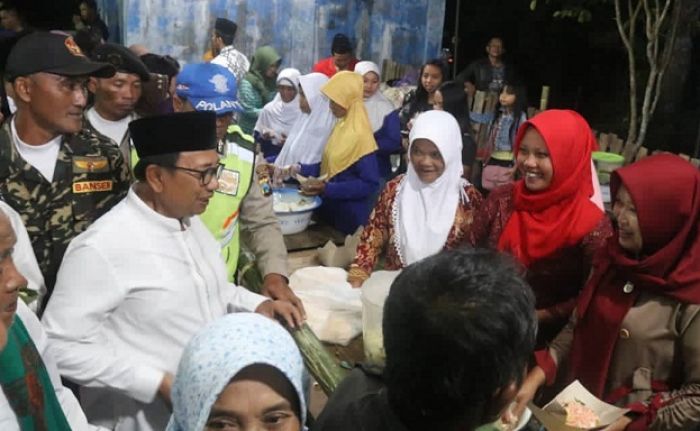 Peringatan Maulid Nabi Muhammad, Bupati Blitar Berbaur dengan Masyarakat Peringatan Maulid Nabi Muhammad, Bupati Blitar Berbaur dengan Masyarakat
