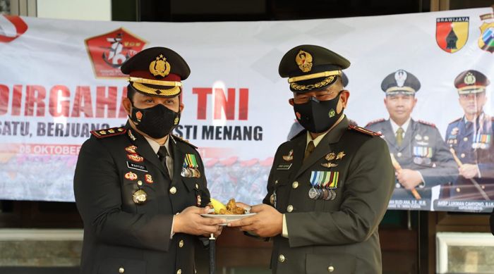 HUT TNI ke-76, Kapolres Kediri Kota Beri Kejutan Brigif 16/Wira Yudha HUT TNI ke-76, Kapolres Kediri Kota Beri Kejutan Brigif 16/Wira Yudha