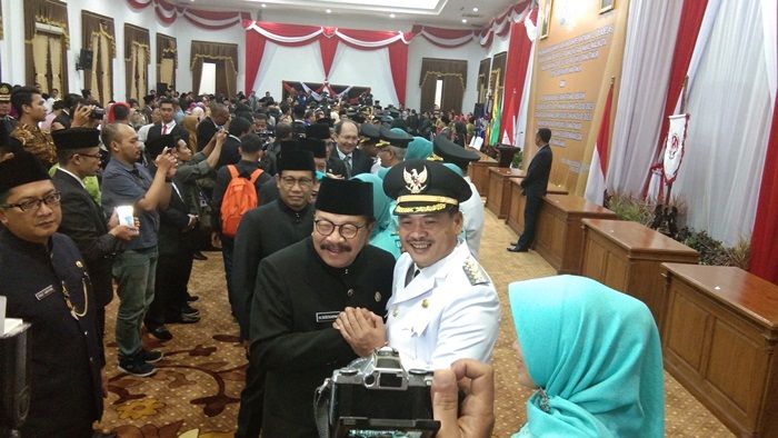 Lantik 12 Kepala Daerah, Pakde Karwo Minta Perhatikan Kesejahteraan Masyarakat Lantik 12 Kepala Daerah, Pakde Karwo Minta Perhatikan Kesejahteraan Masyarakat