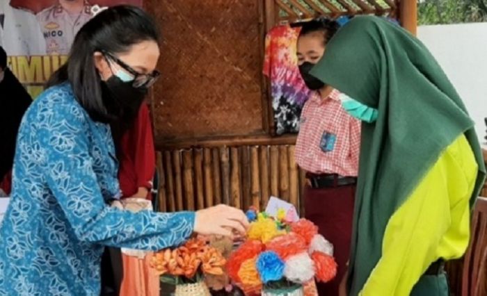 Mbak Chica Tinjau Kegiatan Layanan KB dan IUD Mbak Chica Tinjau Kegiatan Layanan KB dan IUD