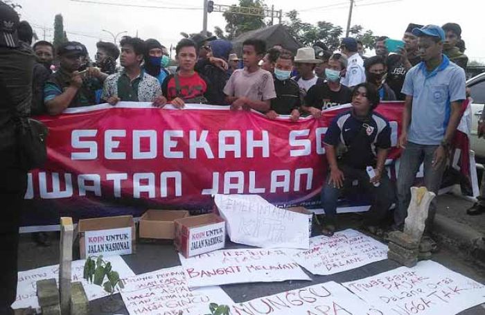 Sindir BBPJN VIII, Masyarakat Lamongan Galang Uang Receh untuk Perbaiki Jalan Rusak