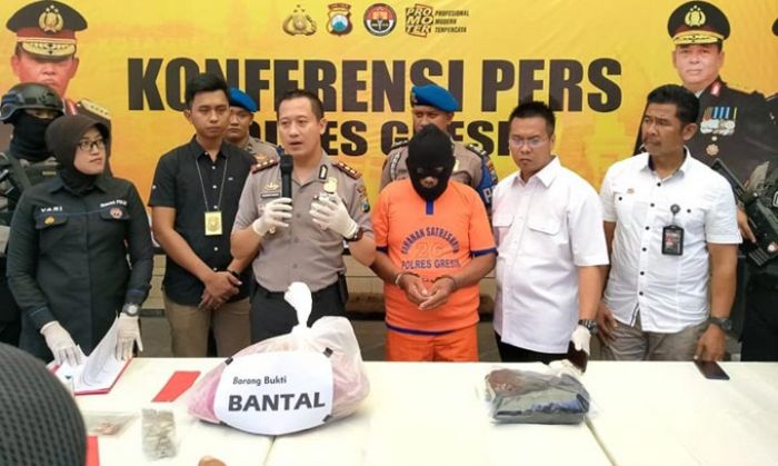 Polres Gresik Ekspos Pembunuh Perempuan Paruh Baya di Kosan Polres Gresik Ekspos Pembunuh Perempuan Paruh Baya di Kosan
