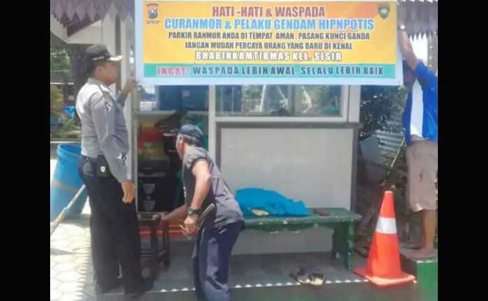 Tingkatkan Kewaspadaan, Bhabinkamtibmas Polsek Kota Batu Pasang Banner