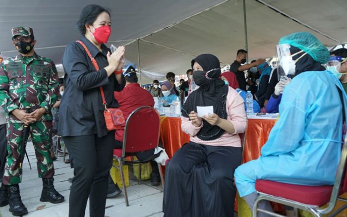 Ketua DPR RI, Puan Maharani Tinjau Vaksinasi Massal di Surabaya dan Sumbang 30 Ribu Dosis Vaksin