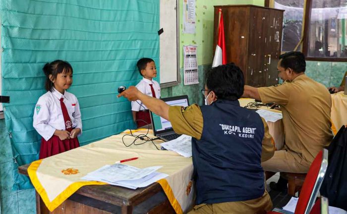 Sasar Siswa SD, Dispendukcapil Kota Kediri Kembali Gelar KIA Goes to School