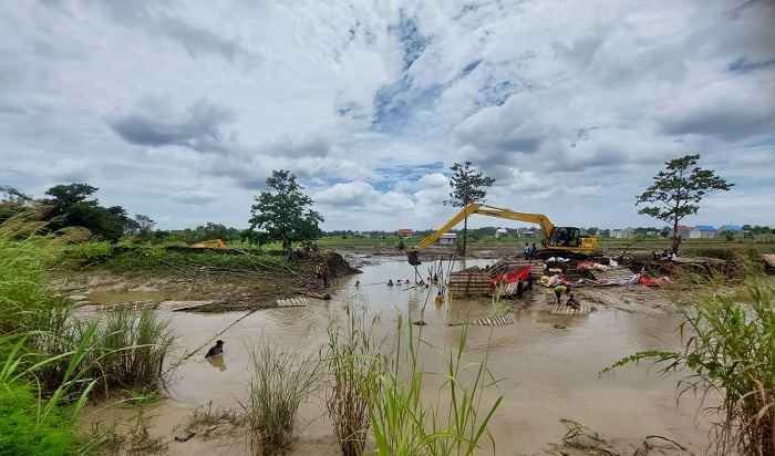 DPUTR Gresik Perbaiki Tanggul Jebol di Desa Jono dan Keruk Kali Lamong DPUTR Gresik Perbaiki Tanggul Jebol di Desa Jono dan Keruk Kali Lamong