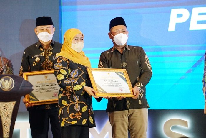 Bupati Gresik Terima Penghargaan Tingkat Jatim Dua Hari Berturut-turut Bupati Gresik Terima Penghargaan Tingkat Jatim Dua Hari Berturut-turut