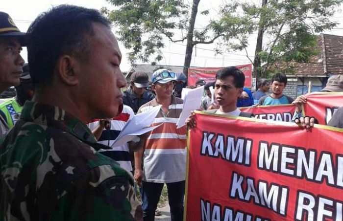 Merasa Ditipu Beli Kavling, Warga Bulurejo Benjeng Demo Kantor PT Kaha