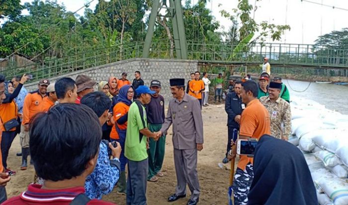 Relawan dan Komunitas di Pacitan Bantu TNI-Polri Tangani Tanggul Jebol