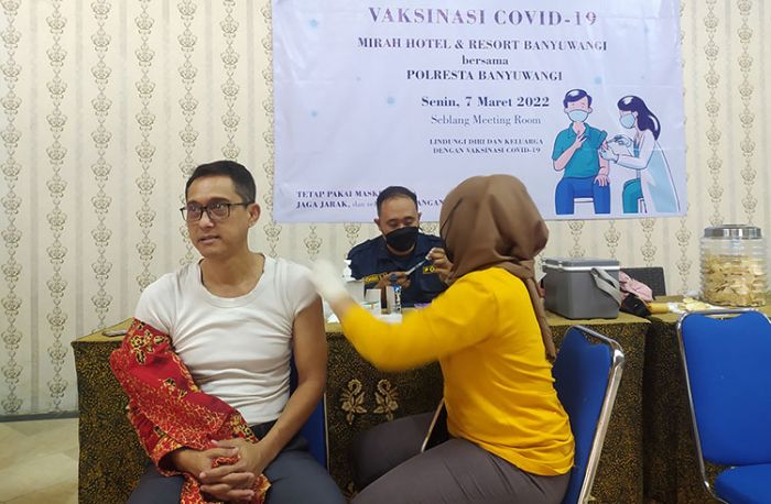 Seluruh Karyawan Mirah Hotel and Resort Banyuwangi Telah Disuntik Vaksin Booster Seluruh Karyawan Mirah Hotel and Resort Banyuwangi Telah Disuntik Vaksin Booster