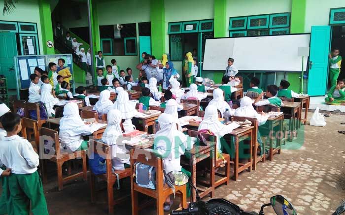 Ruang Kelas Longsor, Siswa MIN Gedog Belajar di Halaman