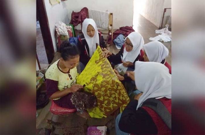 Lestarikan Budaya Lokal, Puluhan Pelajar Al Hasaniyyah Senori Kunjungi Pengrajin Batik Lestarikan Budaya Lokal, Puluhan Pelajar Al Hasaniyyah Senori Kunjungi Pengrajin Batik