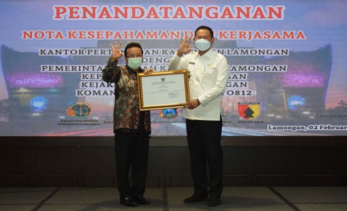 Sukses Laksanakan PTSL, Bupati Lamongan dapat Penghargaan dari Menteri ATR/BPN Sukses Laksanakan PTSL, Bupati Lamongan dapat Penghargaan dari Menteri ATR/BPN