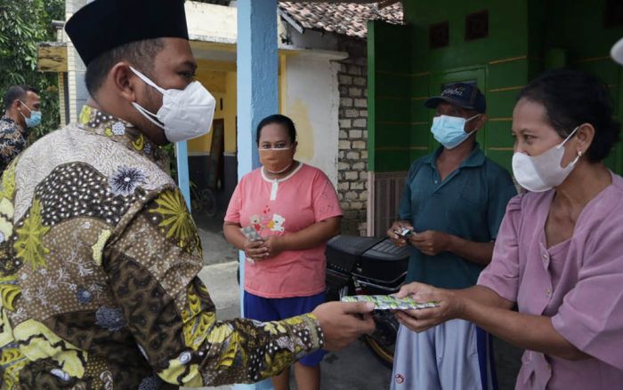 Bupati Gresik Turun Langsung Bagikan Obat dan Vitamin Gratis Kepada Penderita Covid-19 yang Isoman