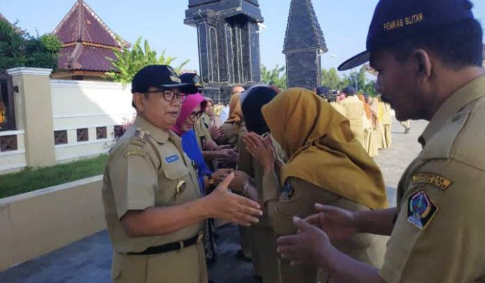 Pimpin Apel Hari Pertama Masuk Kerja, Bupati Blitar Ajak ASN Saling Memaafkan