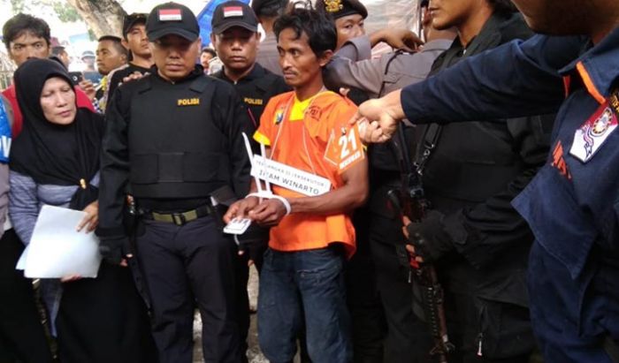 Rekonstruksi Pembunuhan Mertua Sekda Lamongan, Pelaku Tusuk Leher Korban 3 Kali Gunakan Pisau Pusaka Rekonstruksi Pembunuhan Mertua Sekda Lamongan, Pelaku Tusuk Leher Korban 3 Kali Gunakan Pisau Pusaka