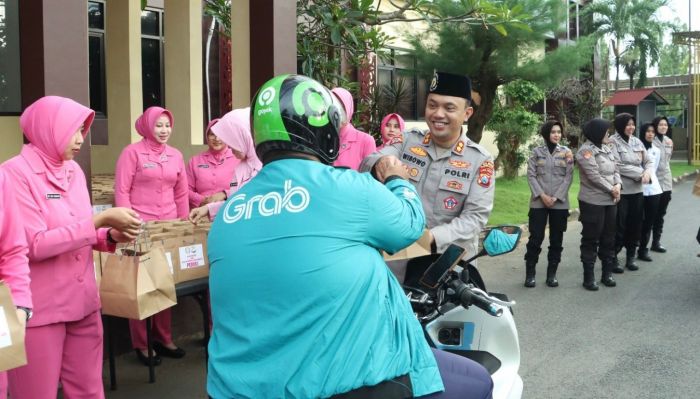 Polres dan Bhayangkari Bangkalan Bagikan Takjil ke Pengguna Jalan