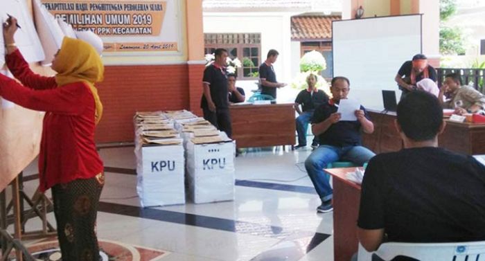 Diduga Ada Penggelembungan Suara, PPK Lamongan Gelar Penghitungan Ulang Diduga Ada Penggelembungan Suara, PPK Lamongan Gelar Penghitungan Ulang