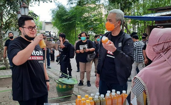 Gubernur Jateng Ganjar Pranowo Dampingi Dhito Sambangi Pelaku UMKM di Sumber Paron Gubernur Jateng Ganjar Pranowo Dampingi Dhito Sambangi Pelaku UMKM di Sumber Paron