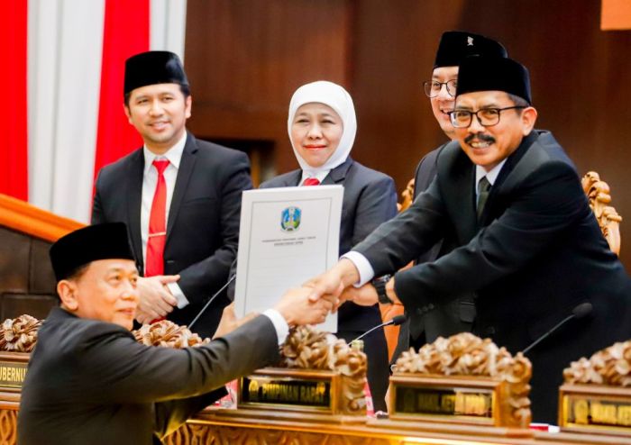 Gubernur dan DPRD Jatim Sepakati Nota KUA-PPAS Perubahan APBD 2025 Gubernur dan DPRD Jatim Sepakati Nota KUA-PPAS Perubahan APBD 2025