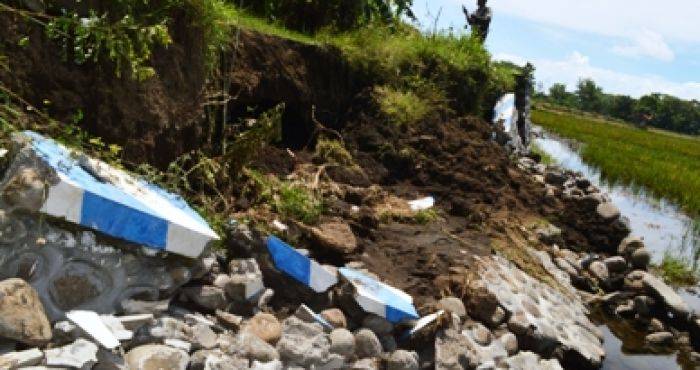 Belum Genap Setahun, Proyek Tangkis Penahan Jalan Senilai Rp 90 Juta di Mangaran Situbondo Ambrol