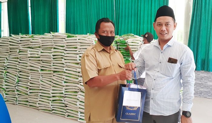 Ajak Konglomerat Peduli, Kiai Asep Salurkan Zakat 51 Ton Beras kepada Masyarakat Mojokerto