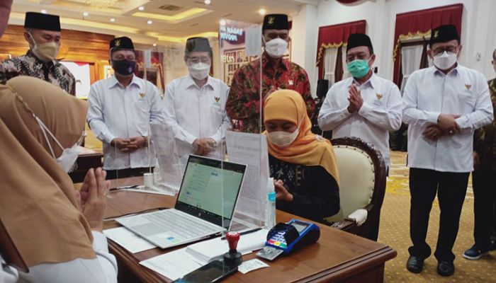 Gubernur Khofifah Tunaikan Zakat di Baznas Jatim Gubernur Khofifah Tunaikan Zakat di Baznas Jatim