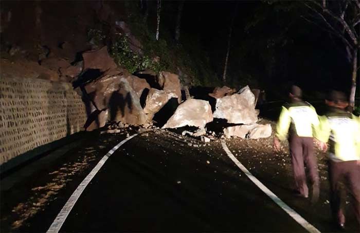 Material Longsoran di KM 232-800 Desa Gemaharjo Pacitan Sudah Dibersihkan Pihak Rekanan