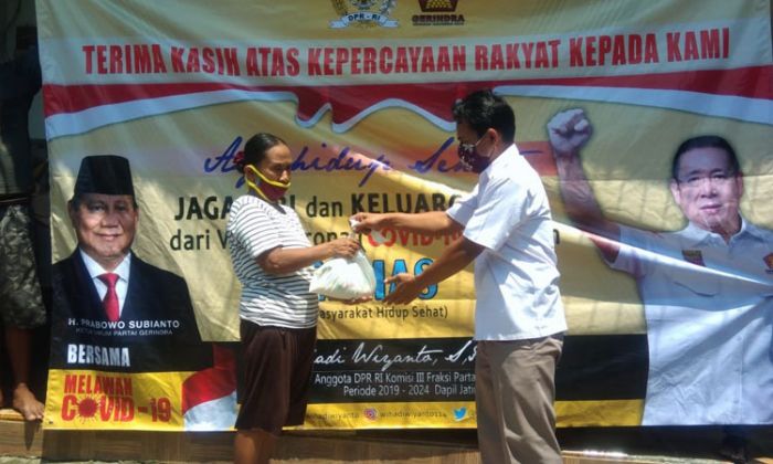 Tangani Dampak Covid-19, Anggota DPR RI Wihadi Bagi Sembako di Tuban dan Bojonegoro
