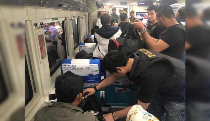 Aksi Sweeping People Power di Stasiun Jember Bikin WNA Kebingungan Aksi Sweeping People Power di Stasiun Jember Bikin WNA Kebingungan