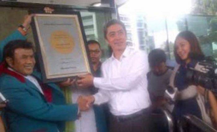 Raja Dangdut Dendangkan Lagu "Anti Korupsi" di KPK Raja Dangdut Dendangkan Lagu "Anti Korupsi" di KPK