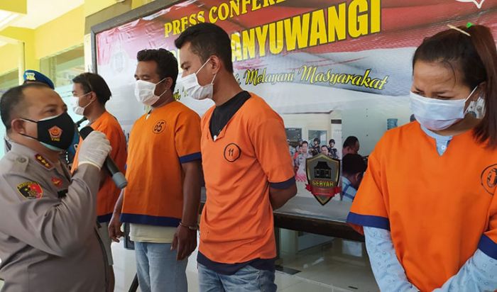 Tiga Penjudi Togel Online di Banyuwangi Dibekuk Polisi, Salah Satunya Wanita Tiga Penjudi Togel Online di Banyuwangi Dibekuk Polisi, Salah Satunya Wanita