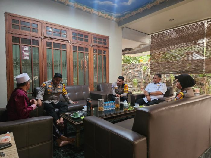 Bangun Kondusifitas Jelang Pilkada, Kapolres Kediri Silaturahmi dengan Tokoh Agama Bangun Kondusifitas Jelang Pilkada, Kapolres Kediri Silaturahmi dengan Tokoh Agama