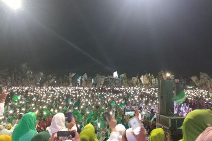 Ratusan Ribu Jemaah Kumandangkan Selawat Bersama Habib Syech dan Ning Ita Ratusan Ribu Jemaah Kumandangkan Selawat Bersama Habib Syech dan Ning Ita
