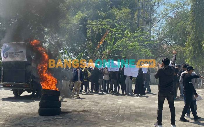 Soal Demo Mahasiswa Unira, Rektor Buka Suara Tapi Tak Ada Solusi