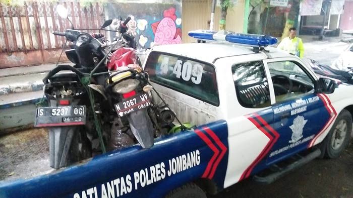 Tak Perhatikan Rambu, Rombongan Touring Motor Yamaha V-Ixion Tabrak IRT hingga Tewas di Jombang